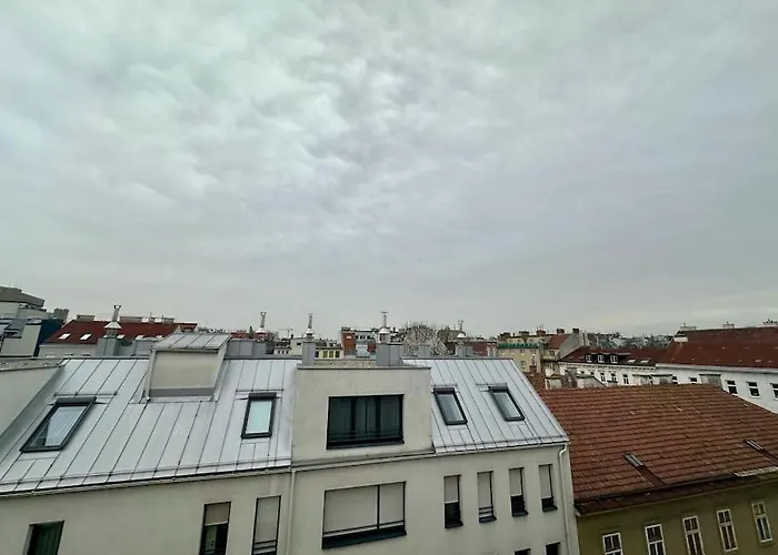 Cozy & New With Balcony View