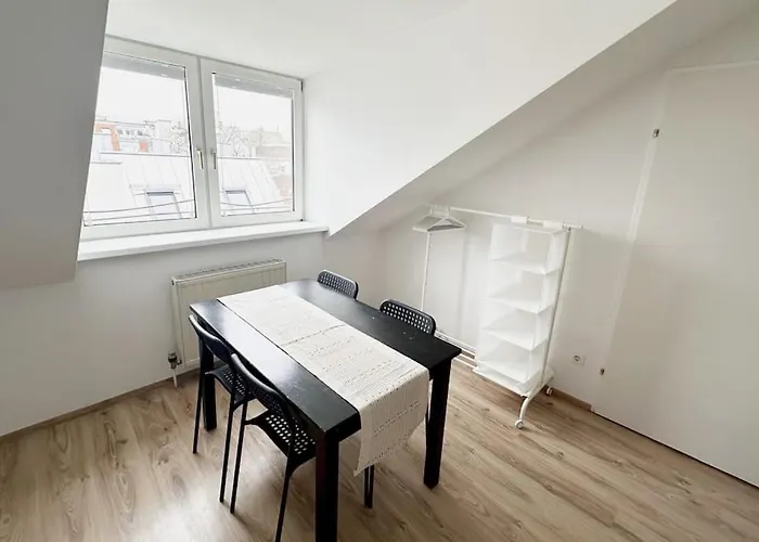 Cozy & New With Balcony View