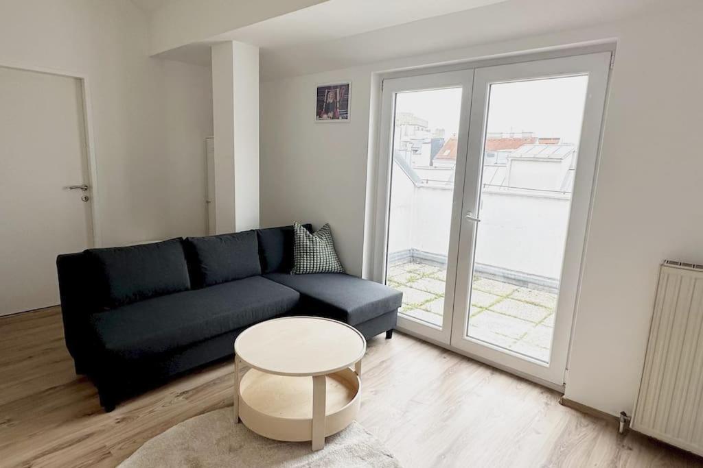 Cozy & New With Balcony View Apartament