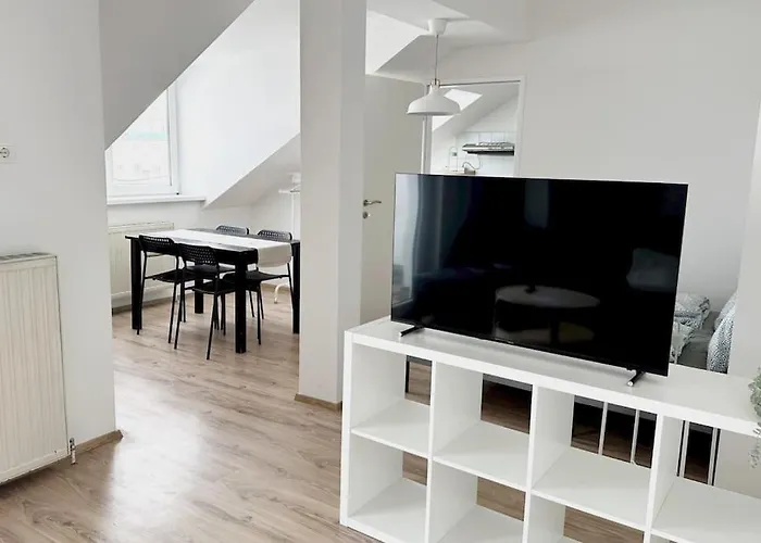 Cozy & New With Balcony View