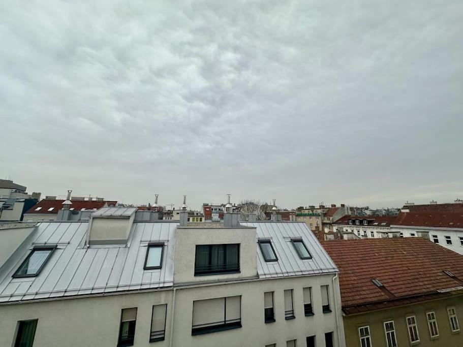 Cozy & New With Balcony View Apartmán